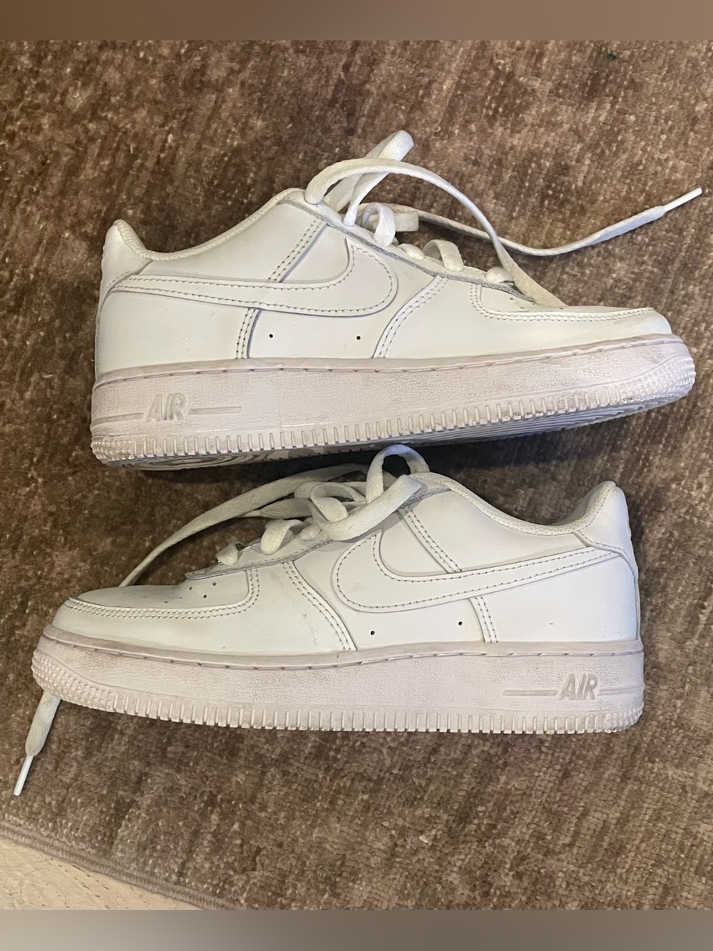 Nike Air Force 1 Kids Size 4 White Low-Top Athletic Sneakers - like new